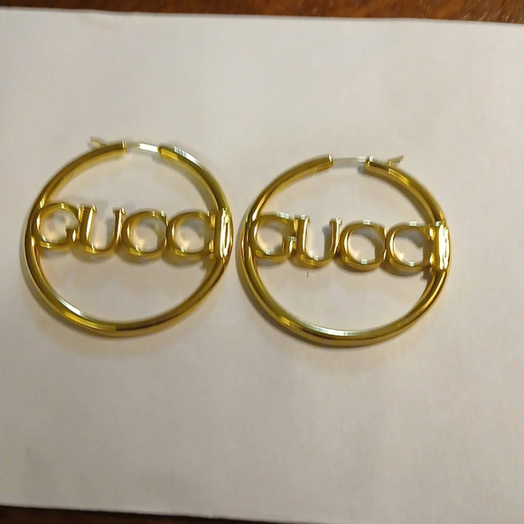 AUTHENTIC GUCCI GOLD TONE LOOP GUCCI NAME IN THE CENTER - Picture 2 of 5